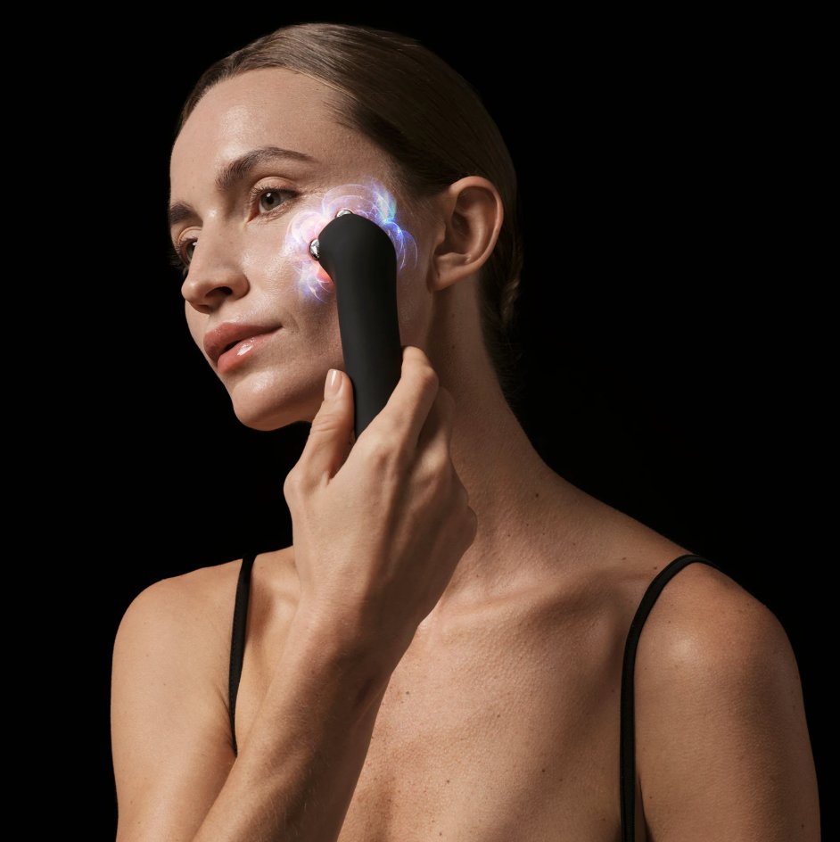 Μοντέλο χρησιμοποιεί το FOREO FAQ 402 στο ζυγωματικό