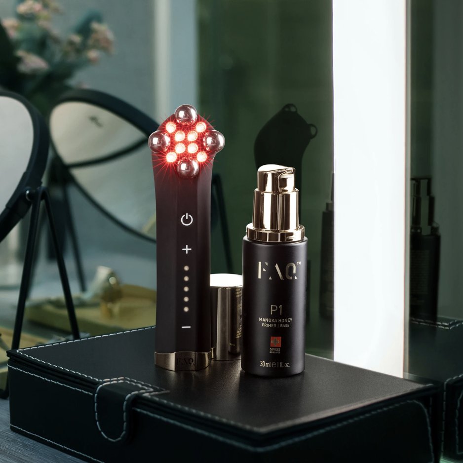 FOREO FAQ 402 σε μπουντουάρ δίπλα στη βάση FAQ P1 Manuka Honey